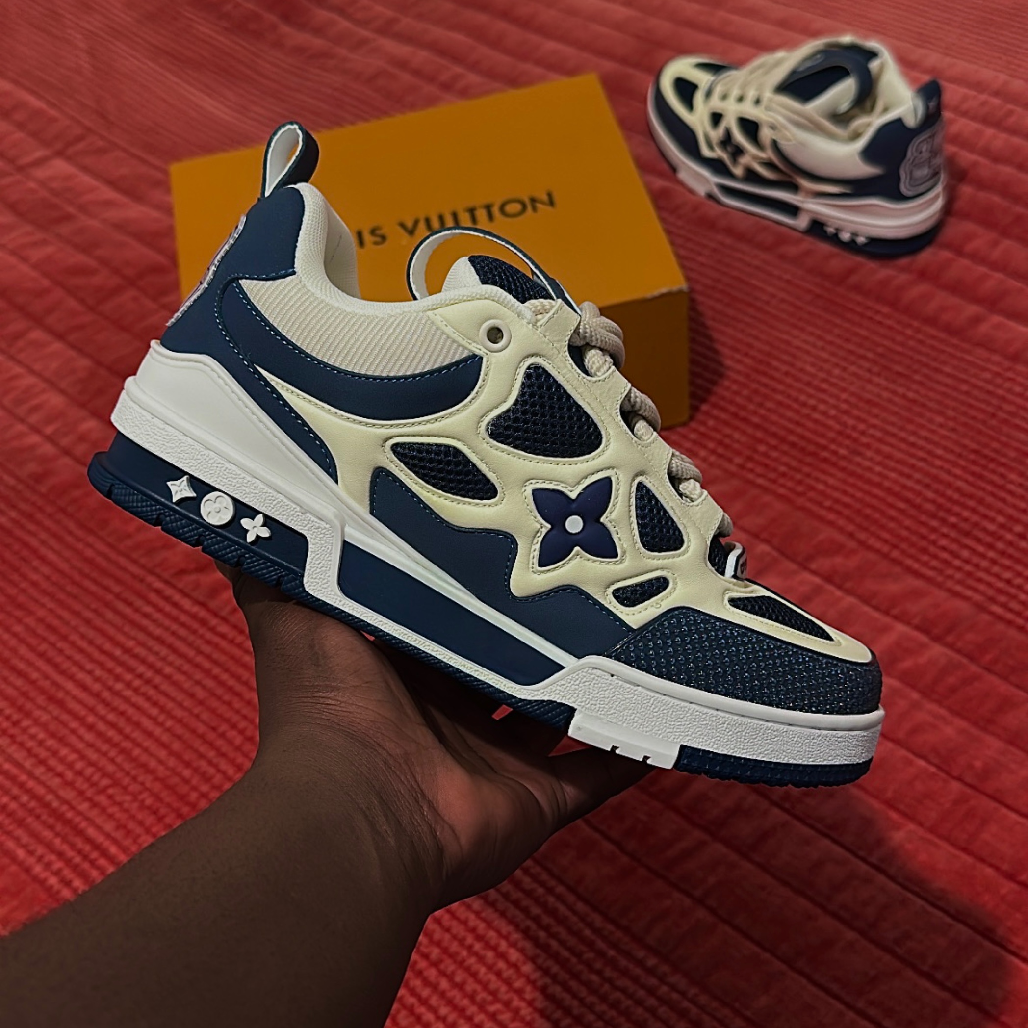 LOUIS VUITTON Sneakers LV Skate Bleu marine/Bleu disponibles chez Plug In Process