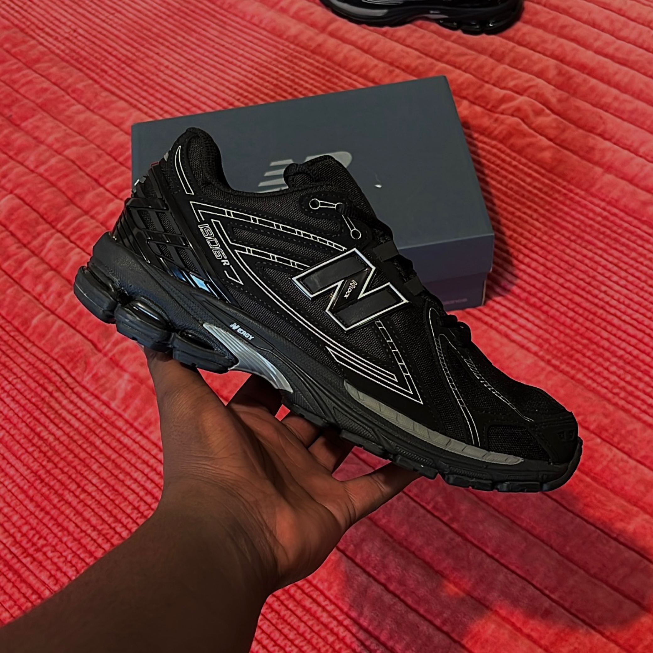 NEW BALANCE Triple Noir disponibles chez Plug In Process