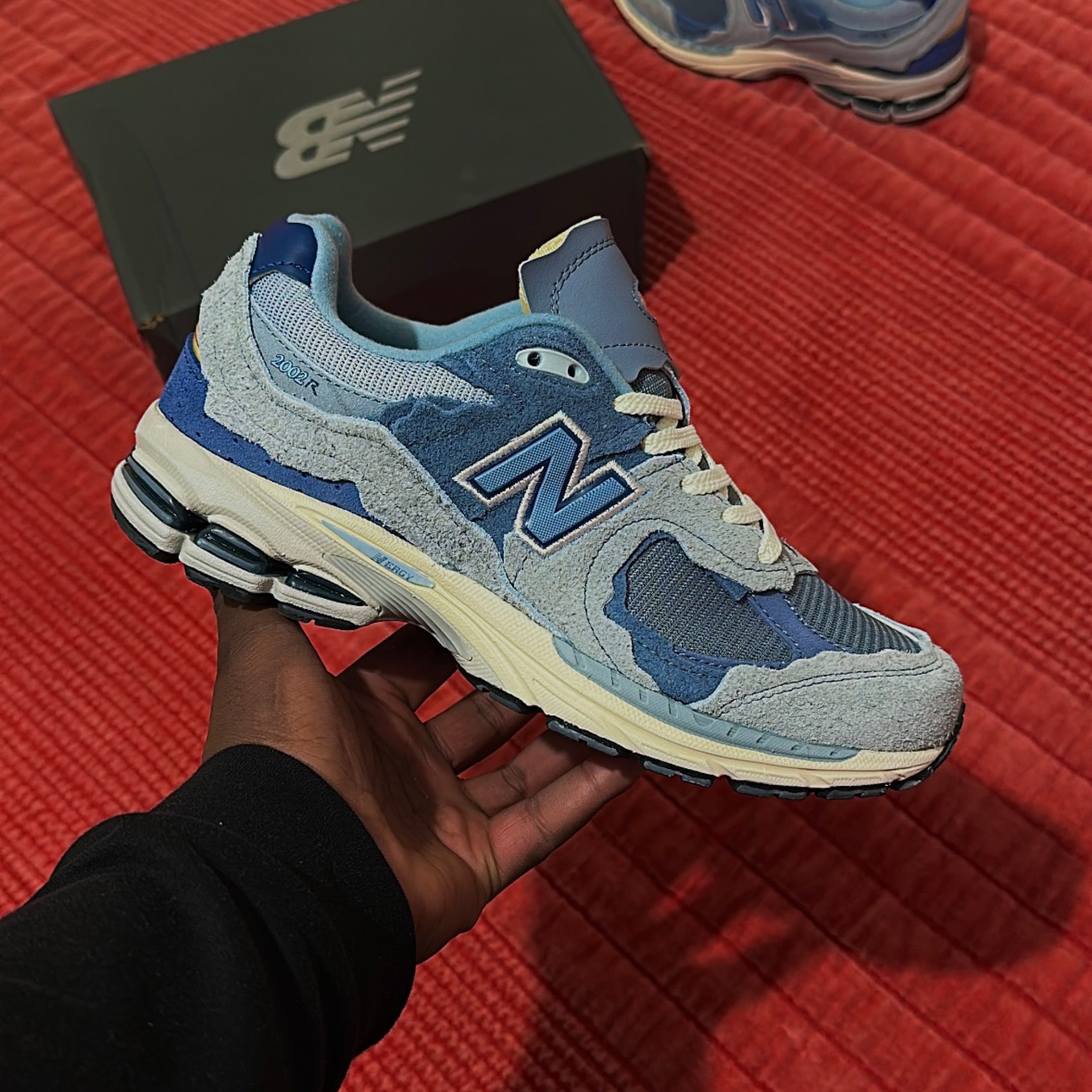 NEW BALANCE 2002R Light Artic Grey Purple disponibles chez Plug In Process