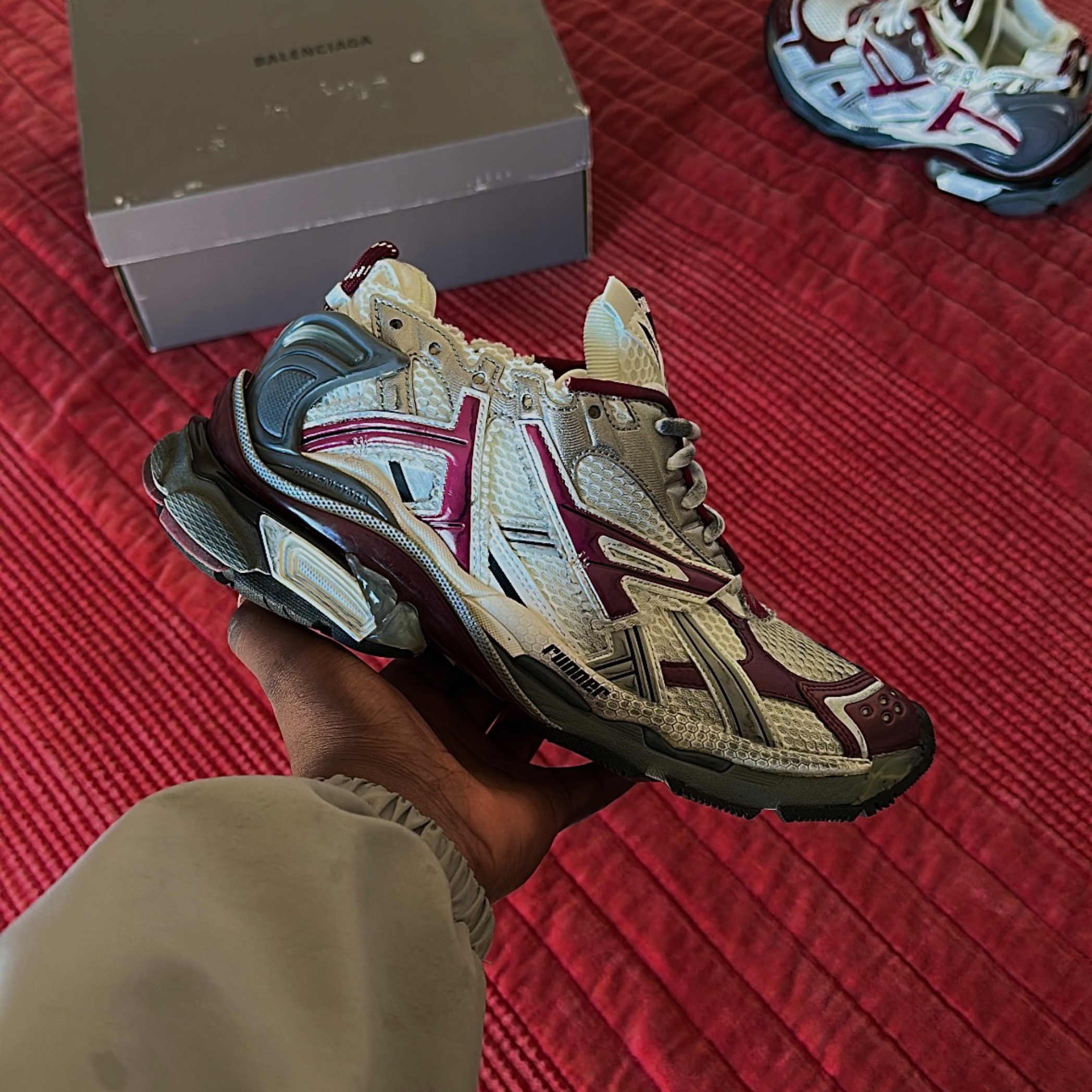 BALENCIAGA Runner Burgundy disponibles chez Plug In Process