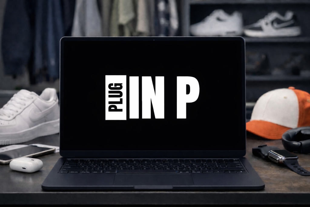 Logo officiel de Plug In Process, boutique en ligne spécialisée dans la vente de sneakers, vêtements, accessoires et accessoires Apple. Identité visuelle moderne et minimaliste, reflétant un univers streetwear et digital, avec des commandes simples et rapides via Instagram et Snapchat.