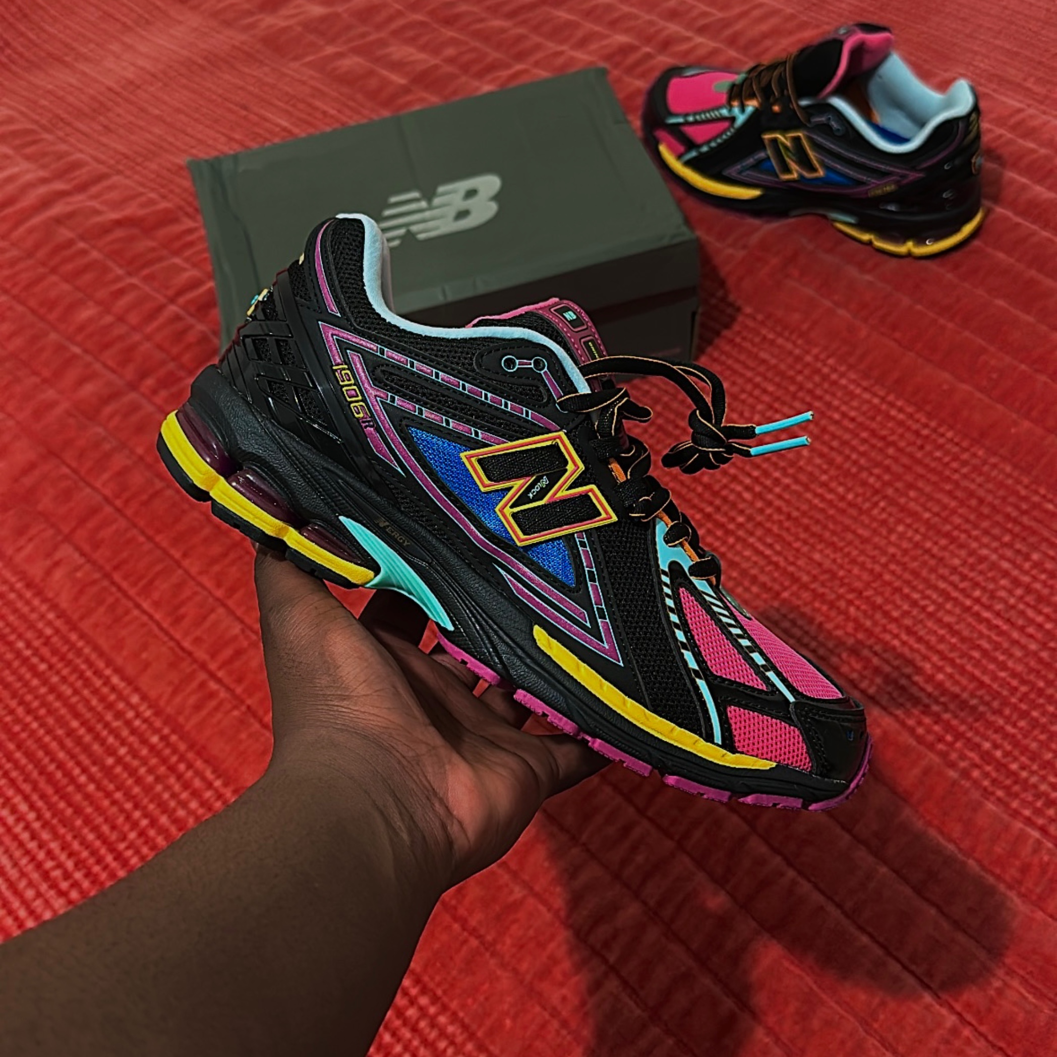 NEW BALANCE 1906R Neon Nights disponibles chez Plug In Process